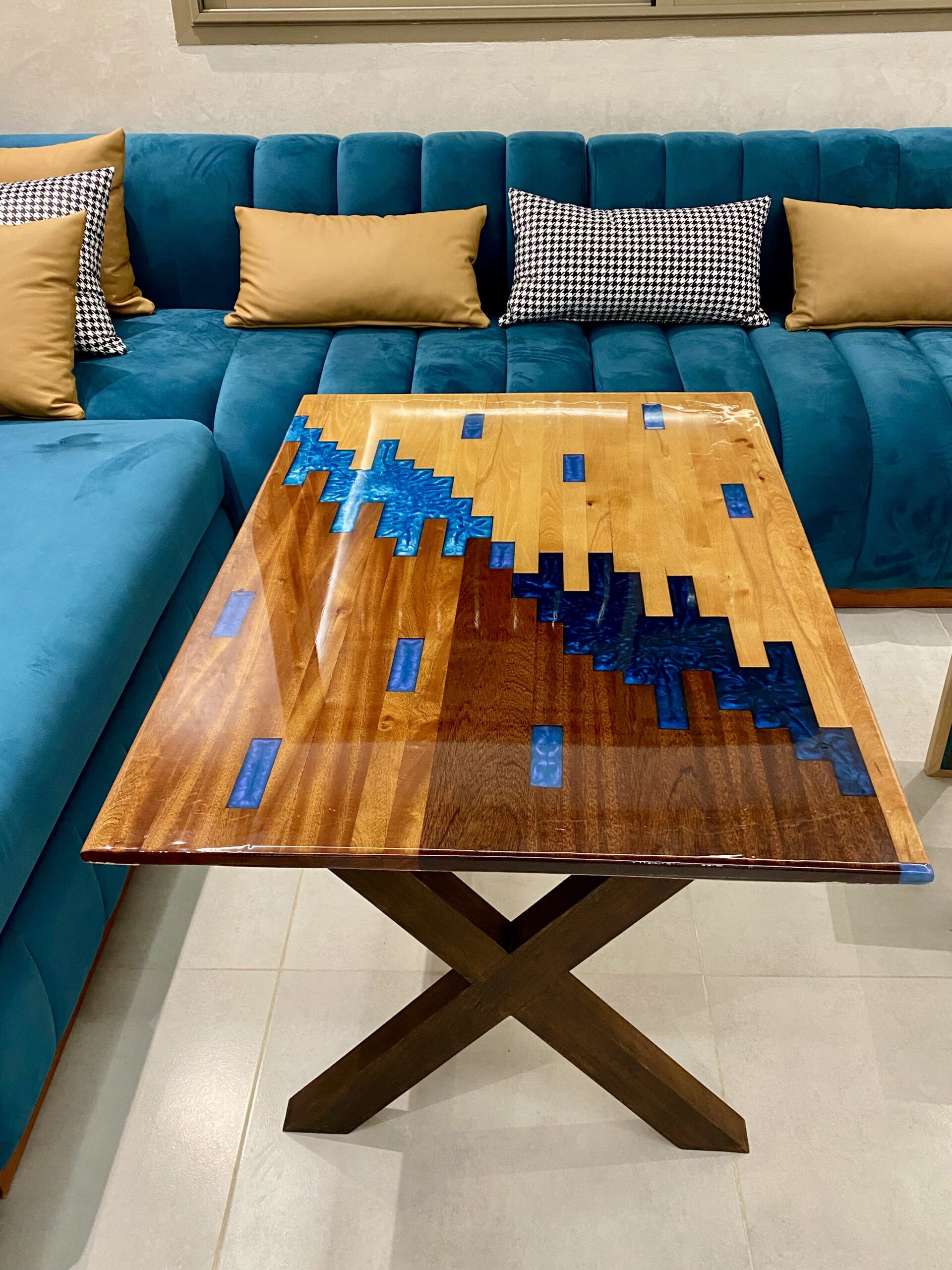 Table en noyer & résine époxy – Style piano