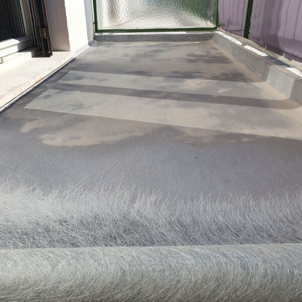 rerazur-etancheite-resine-liquide-sel-epoxy-polyurethane-balcons-loggia-terrasse-fibre-mat-de-verre-antiderapant-colore-rer-azur-var-region-paca-le-luc-600x600