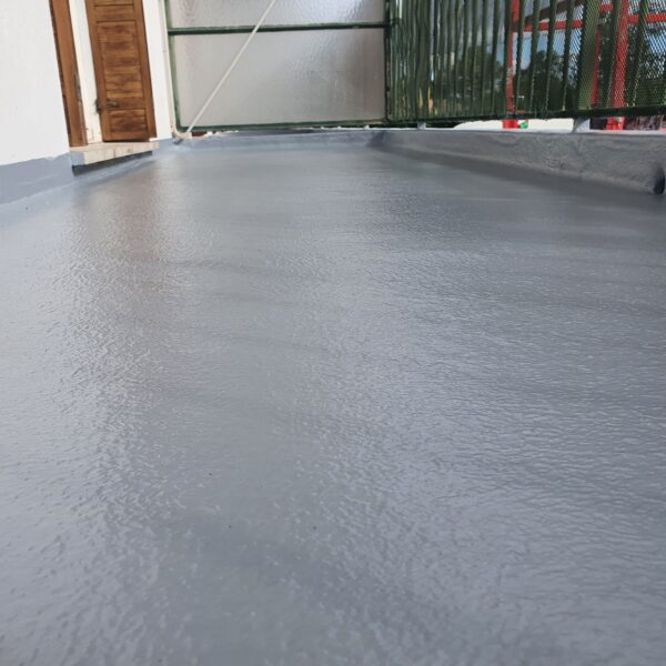 rerazur-etancheite-resine-liquide-sel-epoxy-polyurethane-balcons-loggia-terrasse-fibre-mat-de-verre-antiderapant-coloree-rer-azur-var-region-paca-le-luc-600x600